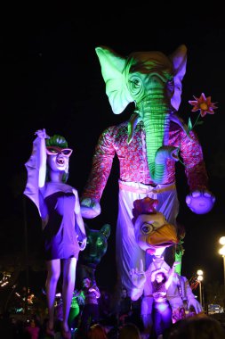 Güzel, Cote dAzur, Fransa - 23 Şubat 2020: Nice Karnavalı, bu seneki Moda Kralı Gecesi. Geçit töreni, geleneksel karnaval maskeleri geçidi.