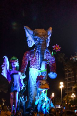 Güzel, Cote dAzur, Fransa - 23 Şubat 2020: Nice Karnavalı, bu seneki Moda Kralı Gecesi. Geçit töreni, geleneksel karnaval maskeleri geçidi.