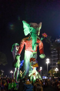 Güzel, Cote dAzur, Fransa - 23 Şubat 2020: Nice Karnavalı, bu seneki Moda Kralı Gecesi. Geçit töreni, geleneksel karnaval maskeleri geçidi.