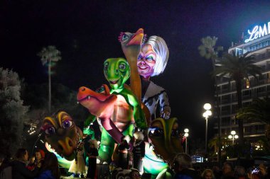Güzel, Cote dAzur, Fransa - 23 Şubat 2020: Nice Karnavalı, bu seneki Moda Kralı Gecesi. Geçit töreni, geleneksel karnaval maskeleri geçidi.