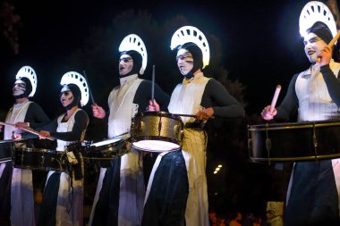 Güzel, Cote dAzur, Fransa - 23 Şubat 2020: Nice Karnavalı, bu seneki Moda Kralı Gecesi. Geçit töreni, geleneksel karnaval maskeleri geçidi.