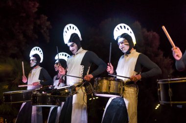 Güzel, Cote dAzur, Fransa - 23 Şubat 2020: Nice Karnavalı, bu seneki Moda Kralı Gecesi. Geçit töreni, geleneksel karnaval maskeleri geçidi.