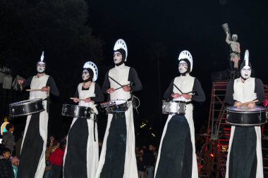 Güzel, Cote dAzur, Fransa - 23 Şubat 2020: Nice Karnavalı, bu seneki Moda Kralı Gecesi. Geçit töreni, geleneksel karnaval maskeleri geçidi.