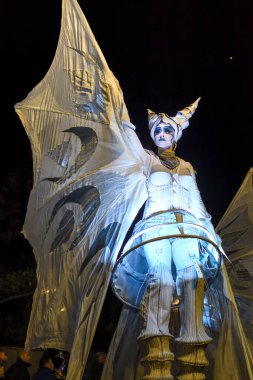 Güzel, Cote dAzur, Fransa - 23 Şubat 2020: Nice Karnavalı, bu seneki Moda Kralı Gecesi. Geçit töreni, geleneksel karnaval maskeleri geçidi.