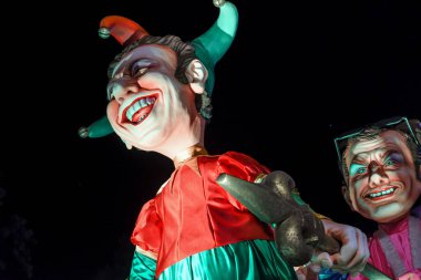 Güzel, Cote dAzur, Fransa - 23 Şubat 2020: Nice Karnavalı, bu seneki Moda Kralı Gecesi. Geçit töreni, geleneksel karnaval maskeleri geçidi.