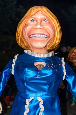 Güzel, Cote d Azur, Fransa - 23 Şubat 2020: Nice Karnavalı, bu yılın temalı Moda Kralı Gecesi. Geçit töreni, geleneksel karnaval maskeleri geçidi.