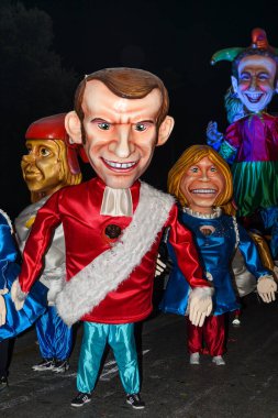 Güzel, Cote d Azur, Fransa - 23 Şubat 2020: Nice Karnavalı, bu yılın temalı Moda Kralı Gecesi. Geçit töreni, geleneksel karnaval maskeleri geçidi.