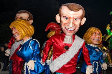 Güzel, Cote d Azur, Fransa - 23 Şubat 2020: Nice Karnavalı, bu yılın temalı Moda Kralı Gecesi. Geçit töreni, geleneksel karnaval maskeleri geçidi.