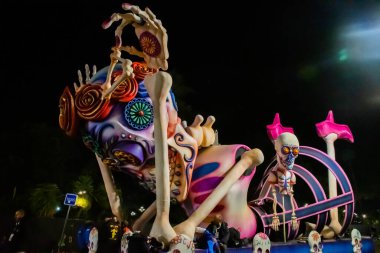 Güzel, Cote d Azur, Fransa - 23 Şubat 2020: Nice Karnavalı, bu yılın temalı Moda Kralı Gecesi. Geçit töreni, geleneksel karnaval maskeleri geçidi.