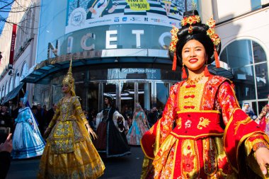 Nice, Fransa, 25 Şubat 2020 'de Nice' deki karnaval geçit törenine katılanlar. Moda Kralı 2020 teması