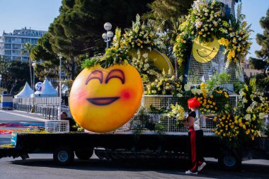 Nice, Fransa, 25 Şubat 2020 'de Nice' deki karnaval geçit törenine katılanlar. Moda Kralı 2020 teması