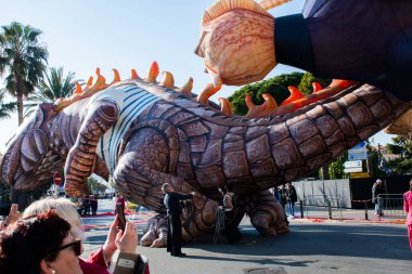 Nice, Fransa, 25 Şubat 2020 'de Nice' deki karnaval geçit törenine katılanlar. Moda Kralı 2020 teması
