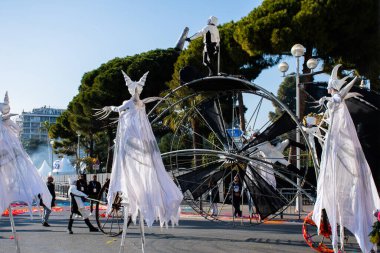 Nice, Fransa, 25 Şubat 2020 'de Nice' deki karnaval geçit törenine katılanlar. Moda Kralı 2020 teması