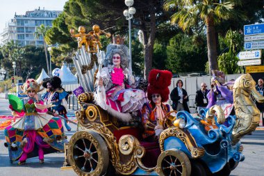 Nice, Fransa, 25 Şubat 2020 'de Nice' deki karnaval geçit törenine katılanlar. Moda Kralı 2020 teması