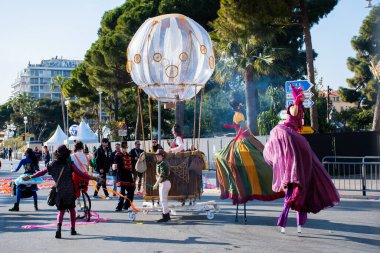 Nice, Fransa, 25 Şubat 2020 'de Nice' deki karnaval geçit törenine katılanlar. Moda Kralı 2020 teması
