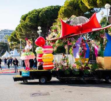 Nice, Fransa, 25 Şubat 2020 'de Nice' deki karnaval geçit törenine katılanlar. Moda Kralı 2020 teması