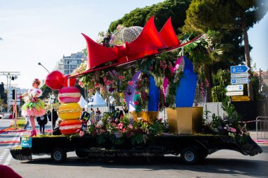 Nice, Fransa, 25 Şubat 2020 'de Nice' deki karnaval geçit törenine katılanlar. Moda Kralı 2020 teması