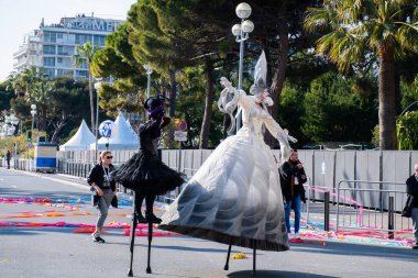 Nice, Fransa, 25 Şubat 2020 'de Nice' deki karnaval geçit törenine katılanlar. Moda Kralı 2020 teması