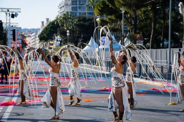 Nice, Fransa, 25 Şubat 2020 'de Nice' deki karnaval geçit törenine katılanlar. Moda Kralı 2020 teması