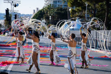 Nice, Fransa, 25 Şubat 2020 'de Nice' deki karnaval geçit törenine katılanlar. Moda Kralı 2020 teması