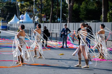 Nice, Fransa, 25 Şubat 2020 'de Nice' deki karnaval geçit törenine katılanlar. Moda Kralı 2020 teması