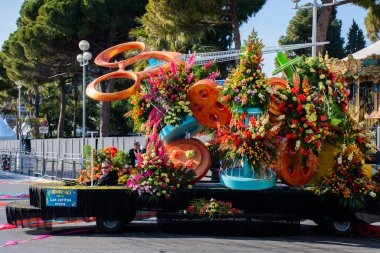 Nice, Fransa, 25 Şubat 2020 'de Nice' deki karnaval geçit törenine katılanlar. Moda Kralı 2020 teması