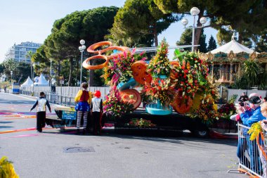 Nice, Fransa, 25 Şubat 2020 'de Nice' deki karnaval geçit törenine katılanlar. Moda Kralı 2020 teması