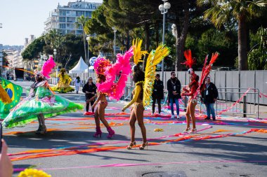 Nice, Fransa, 25 Şubat 2020 'de Nice' deki karnaval geçit törenine katılanlar. Moda Kralı 2020 teması