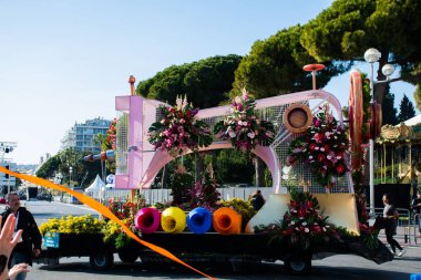 Nice, Fransa, 25 Şubat 2020 'de Nice' deki karnaval geçit törenine katılanlar. Moda Kralı 2020 teması