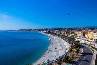 Güzel, Fransa, 25 Şubat 2020: tepeden güzel Fransız Riviera manzarası, güneşli bir günde kıyı şeridinin hava aracı manzarası