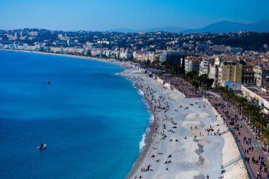 Güzel, Fransa, 25 Şubat 2020: tepeden güzel Fransız Riviera manzarası, güneşli bir günde kıyı şeridinin hava aracı manzarası