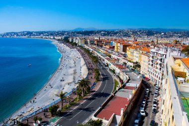 Güzel, Fransa, 25 Şubat 2020: tepeden güzel Fransız Riviera manzarası, güneşli bir günde kıyı şeridinin hava aracı manzarası