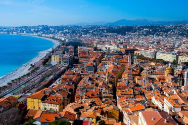 Güzel, Fransa, 25 Şubat 2020: tepeden güzel Fransız Riviera manzarası, güneşli bir günde kıyı şeridinin hava aracı manzarası