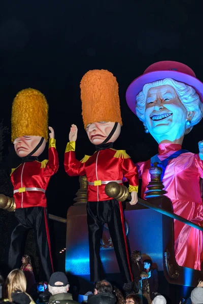 Güzel, Cote dAzur, Fransa - 23 Şubat 2020: Nice Karnavalı, bu seneki Moda Kralı Gecesi. Geçit töreni, geleneksel karnaval maskeleri geçidi.
