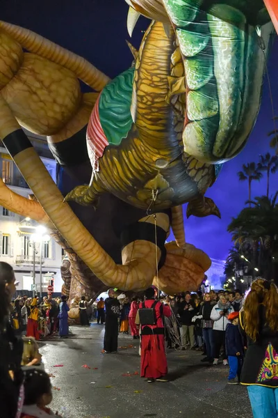 Güzel, Cote dAzur, Fransa - 23 Şubat 2020: Nice Karnavalı, bu seneki Moda Kralı Gecesi. Geçit töreni, geleneksel karnaval maskeleri geçidi.