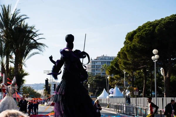 Nice, Fransa, 25 Şubat 2020 'de Nice' deki karnaval geçit törenine katılanlar. Moda Kralı 2020 teması