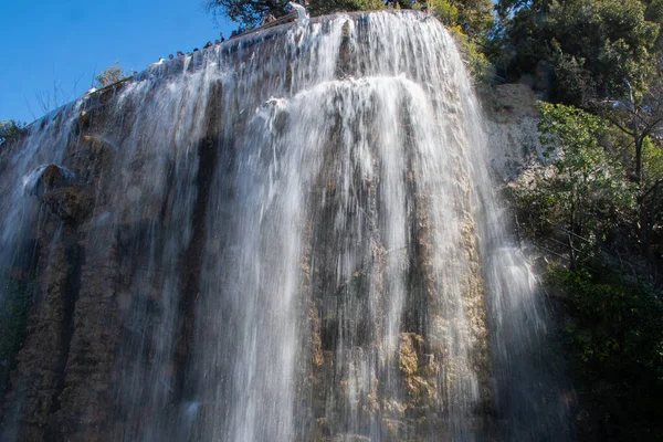 ニース フランス 2020年2月25日 ニースの南フランスの都市のラ シャトー公園の大きな滝噴水 — ストック写真
