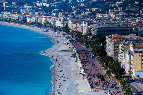 Ницца, Франция, 25 февраля 2020 года: Вид с вершины Ниццы на Французскую Ривьеру, вид с дрона на побережье в солнечный день
