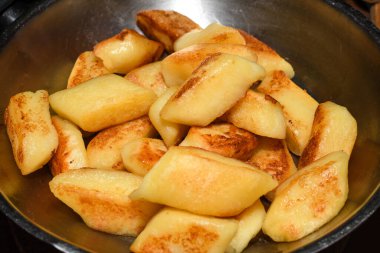 Tavada kızarmış patates köftesi, sosis, kızarmış soğan, peynir sosu. Restoran masası düzenlemek, yemek konseptini cilalamak.
