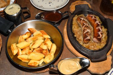 Varşova, Polonya, 21 Ocak 2020: Polonya 'nın başkentinde Pracownia Cukiernicza adlı ünlü tarihi çörekçi