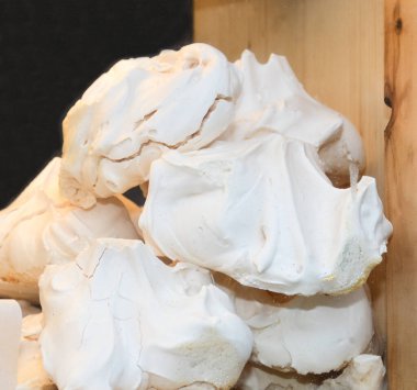 Fransız kremalı vanilyalı kurabiyeler fırında veya pastanede satılmak üzere birbiri ardına yığılıyor.