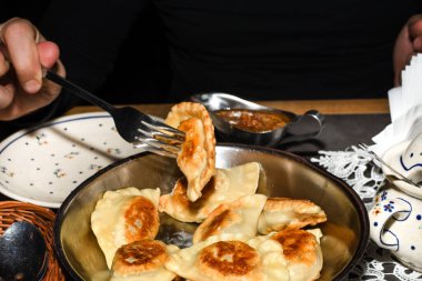 Varşova, Polonya, 21 Ocak 2020: Polonya 'nın başkentinde Pracownia Cukiernicza adlı ünlü tarihi çörekçi