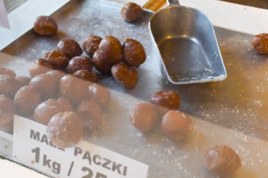 Bir sürü küçük, yağda kızartılmış çörek, sade, sossuz ve sossuz. Büyük bir kase izole edilmiş çörek, yemek festivali ya da karnavalda servis edilmeye hazır. Yemek Büfesi Yemek Yeme Partisi