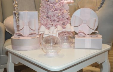 Küçük kız odaları. Baldaquin beyaz ve pembe renklerle süslenmiş.