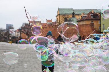 Varşova şehir merkezinde sabun balonları yapan bir adam. Eski şehir, eski kasaba, kış boyunca.