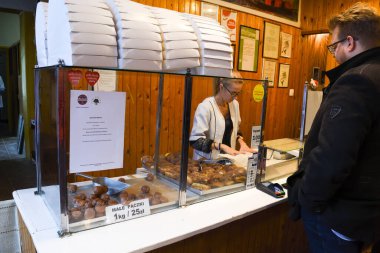 Varşova, Polonya, 21 Ocak 2020: Polonya 'nın başkentinde Pracownia Cukiernicza adlı ünlü tarihi çörekçi