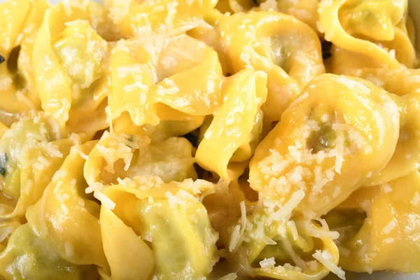 Tortellini Sýrem Ricotta Špenátem Máslem Šalvějovou Omáčkou Strouhaným Parmezánem Parmigiano — Stock fotografie