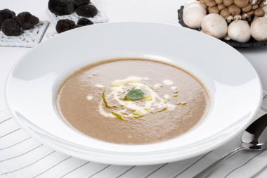 Yaban mantarlı İtalyan kremalı çorba. Kremalı mantar çorbası çok doyurucu ve sıcak bir çorbadır ve bir kış günü için çok iyidir; bu yumuşak mantar çorbası tarifi yoğun biçimde topraksı tatlara sahiptir