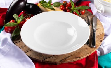 İtalyan süslü masa, İtalyan bayrağı, sebze ve ahşap köy tahtasıyla.