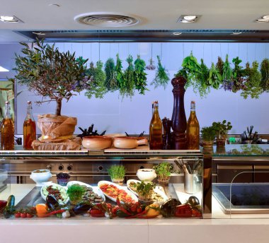 İtalyan geleneksel kırsal ve modern tarzı taze yiyecek ve sebzeler restoranın mutfağında sergileniyor.
